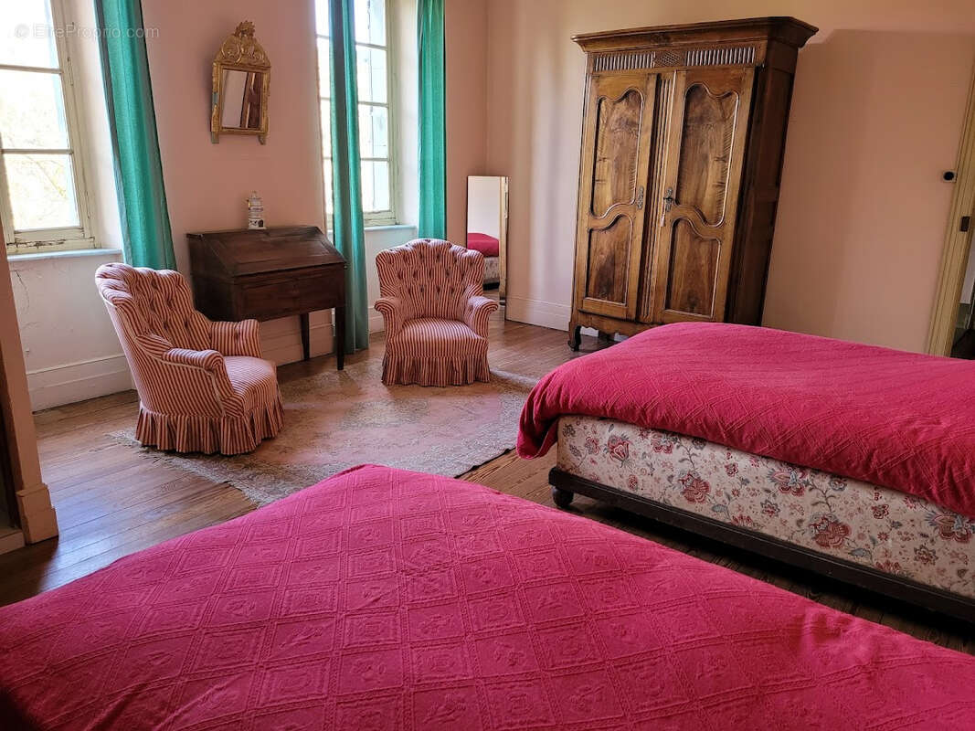 Domaine viticole avec maison de maître d'env. 850m2 habitables et 77 Hectares de terres - photo 13