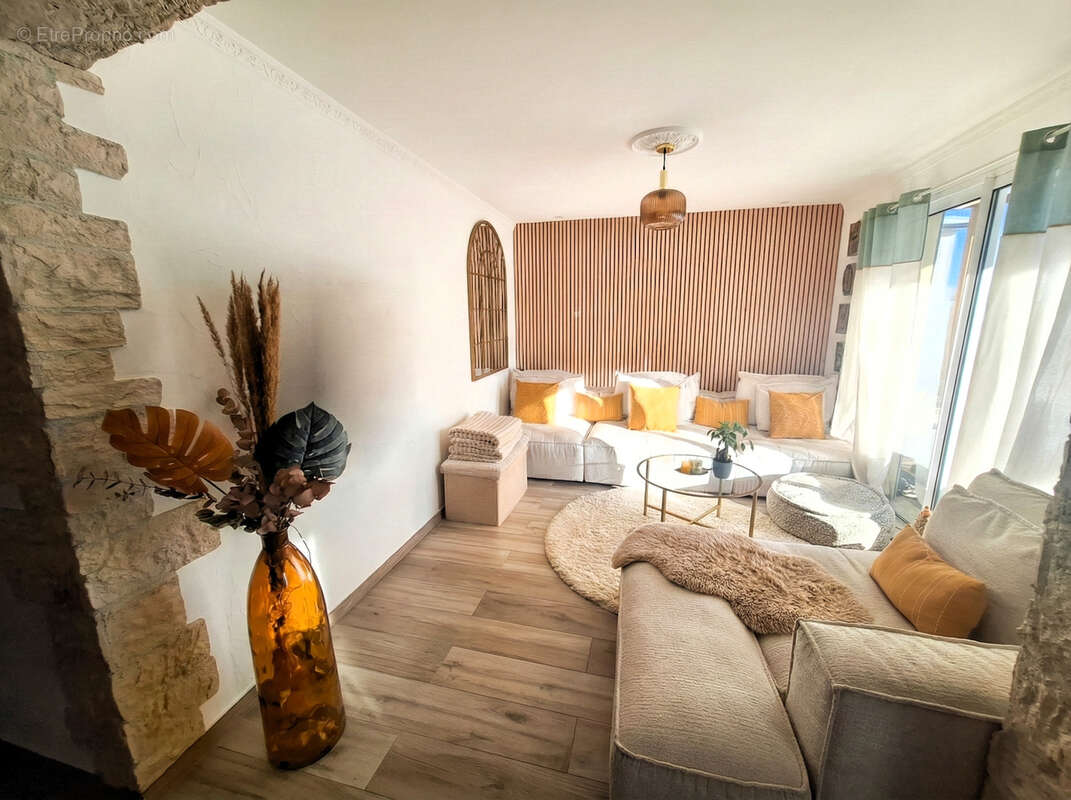 Appartement à PERON