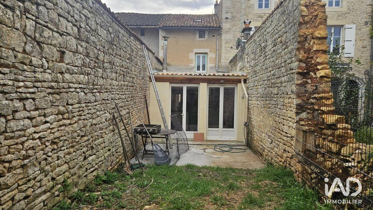 Photo 1 - Commerce à SAUZE-VAUSSAIS