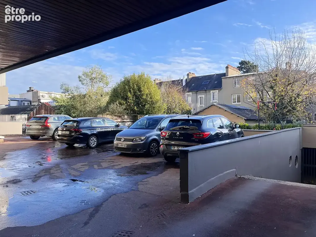 2 locaux professionnels de 557m2 avec 8 parkings - photo 15