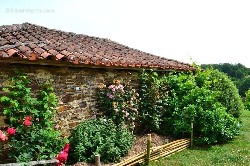 Maison à CHERVES-CHATELARS