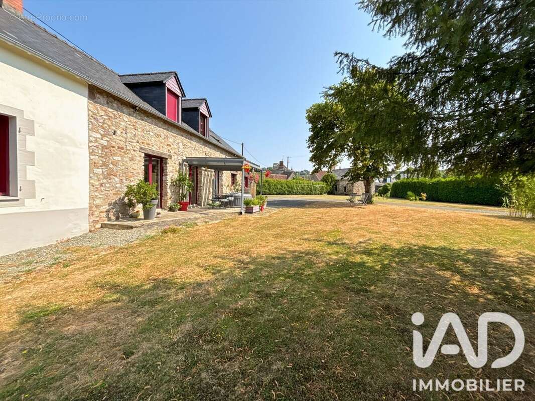 Maison 165 m² à Sainte-Suzanne  - photo 3