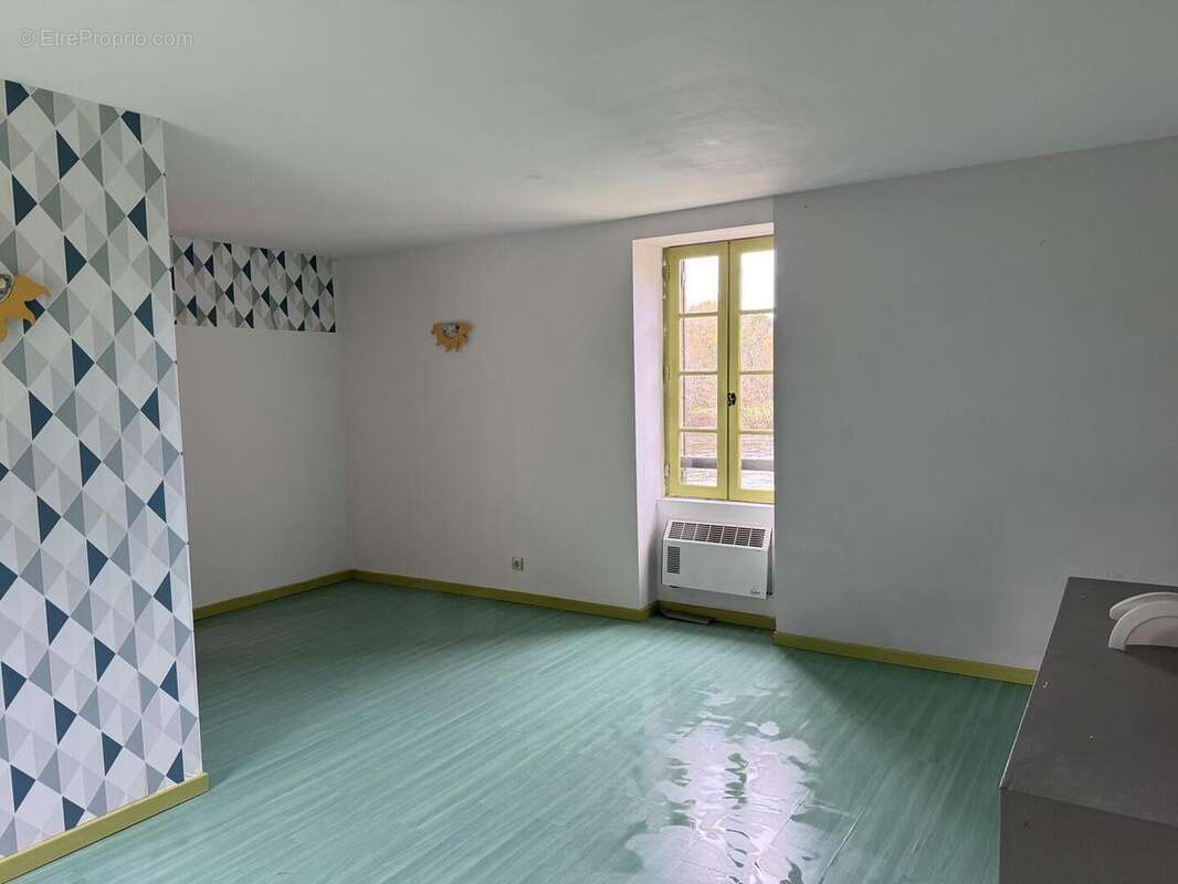 Chambre 2 (premier étage) - Maison à ALLAS-LES-MINES