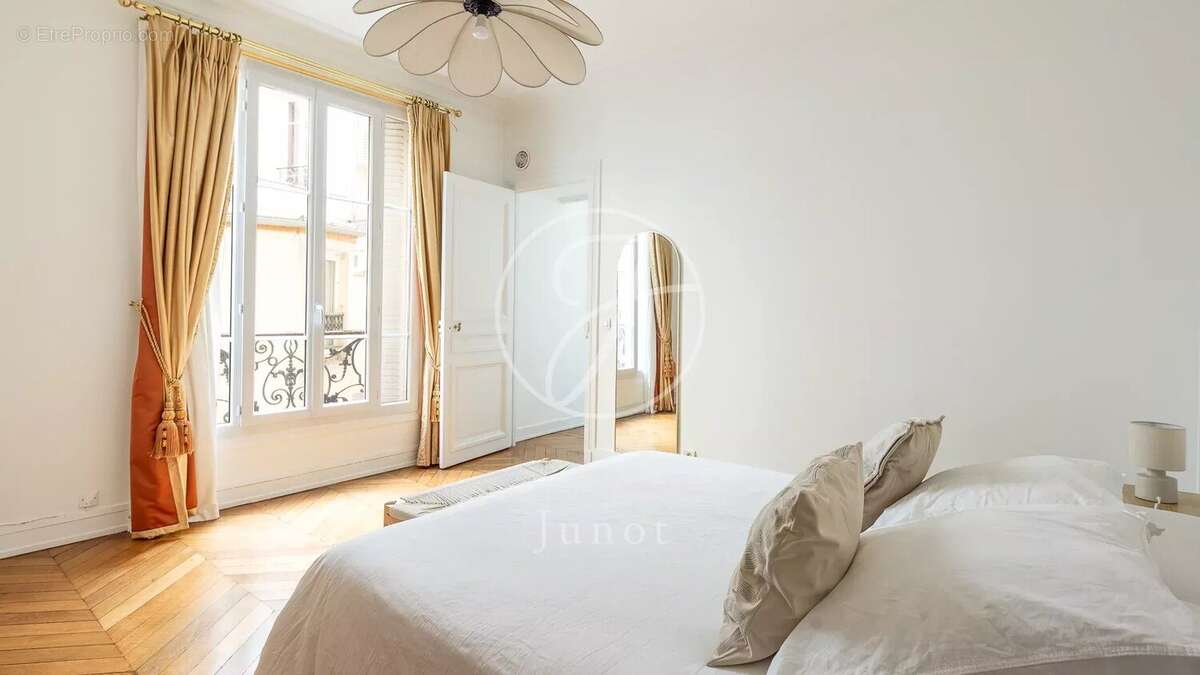 Appartement à PARIS-7E