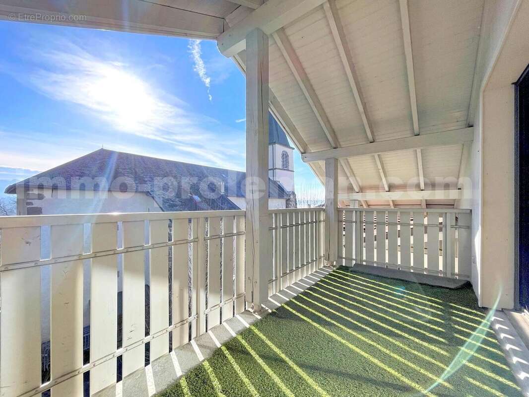 Appartement_T3_Lucinges_Lumineux_Genève_Ceva_tramway_Suisse_investissement_Séjour_ilôt_central_cuisine_extérieur_balcon_salle_de_bains_suite_parentale_dressing_douche_italienne_chambre_2_vue_calme - Appartement à LUCINGES