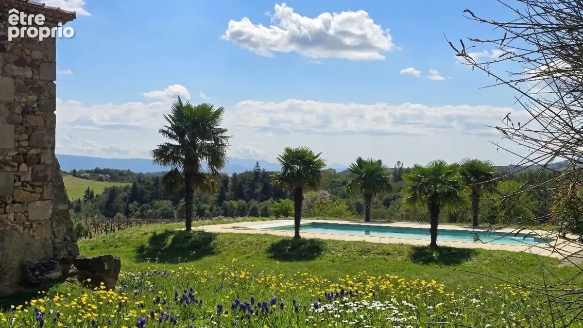 Propriété d'Exception Rénovée – 7.5 hectares - Étang privée - vue panoramique - Piscine - Source - photo 3