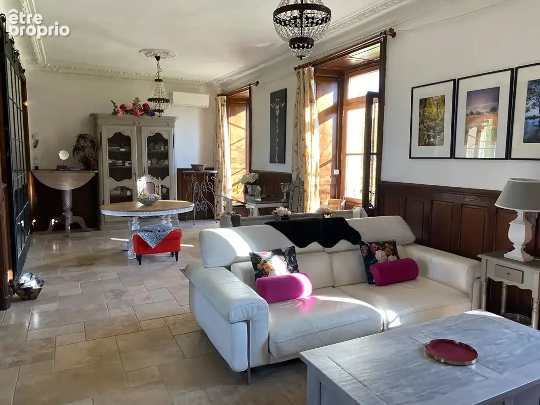 A deux pas de la Cité Médiévale, Maison de maître 350 m² - photo 2