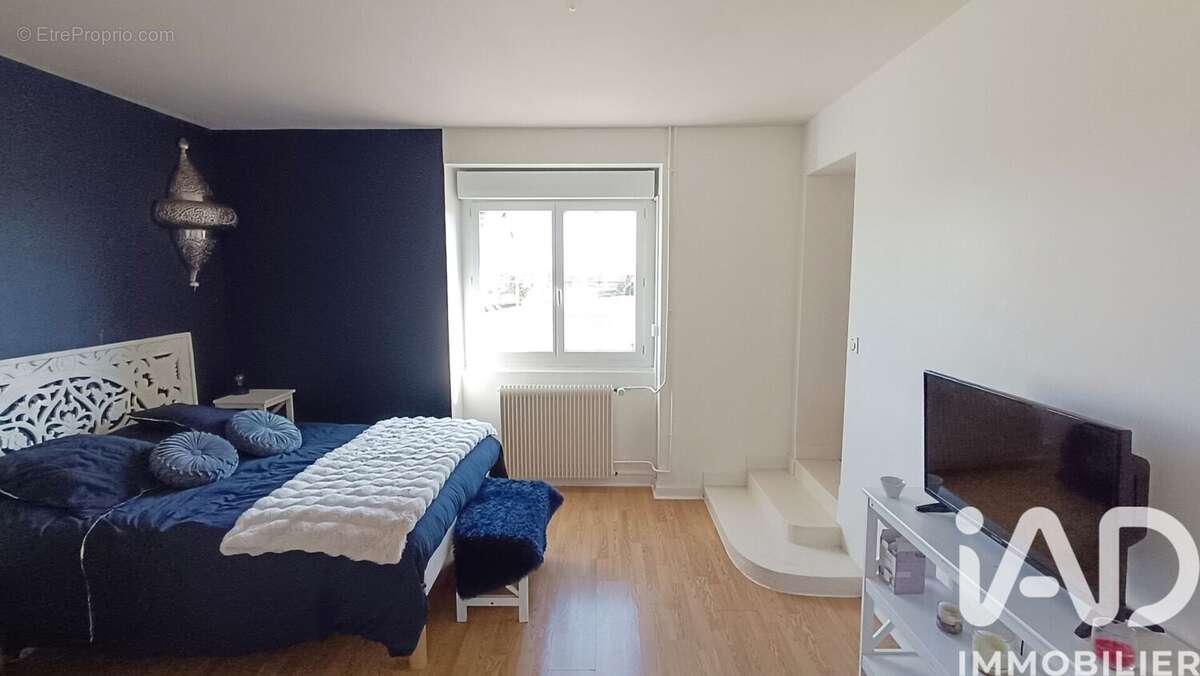 Maison 222 m² à Saint-Genou  - photo 4