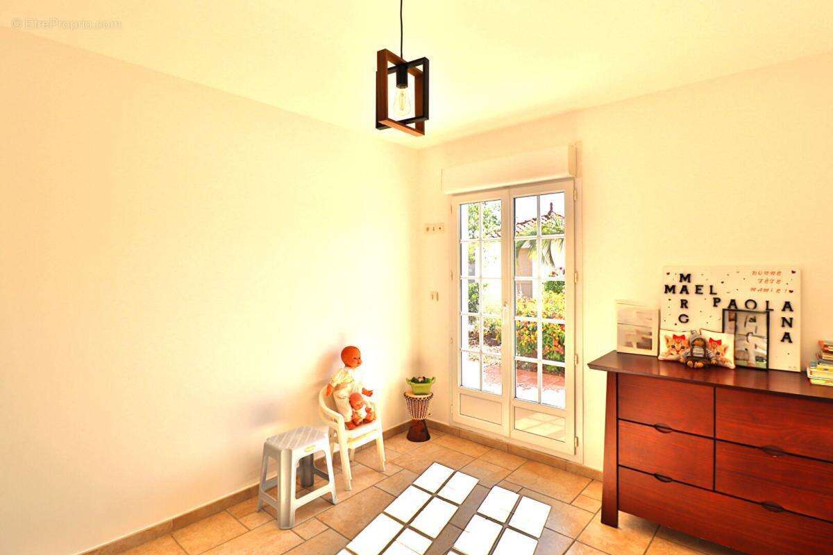Villa t5 4 faces de 134m² + piscine + dependance sur un terrain de 1799m² - photo 11