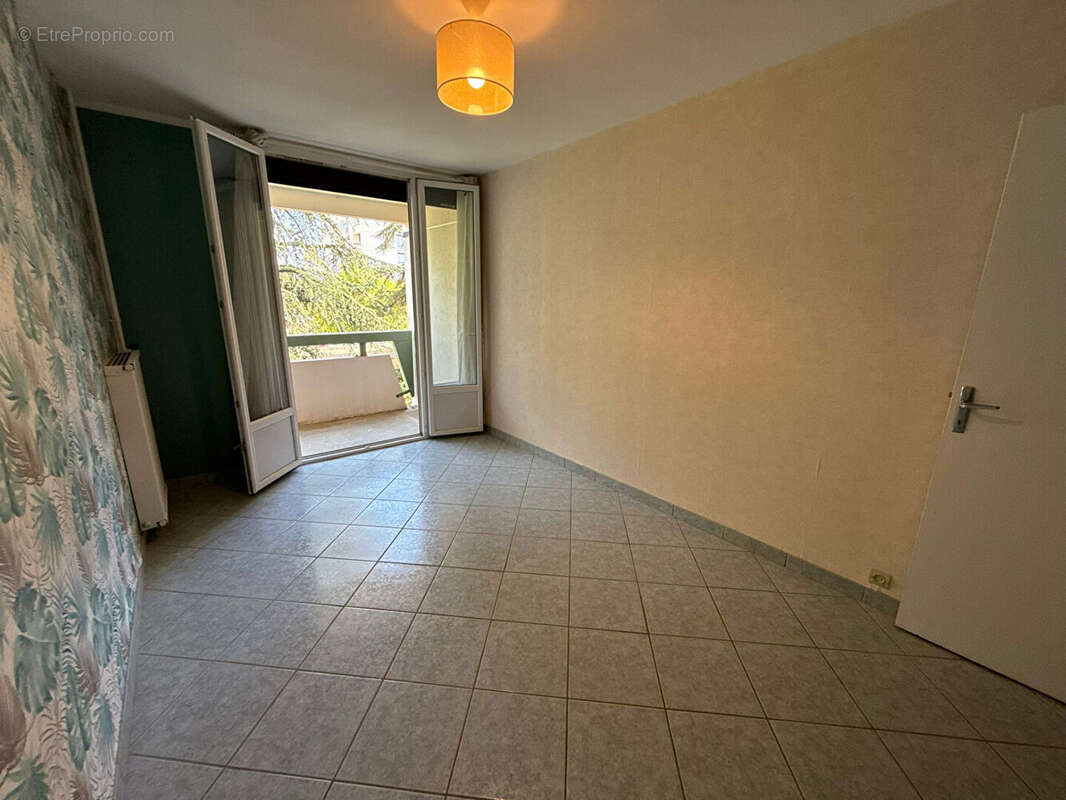 Appartement T3 de 80 m² avec garage, cave et stationnement - Guilherand-Granges - photo 11