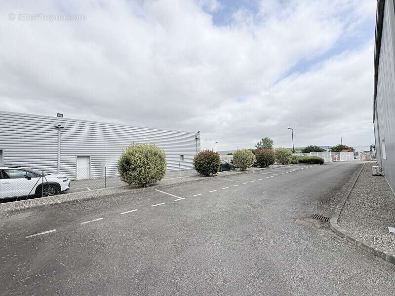 Commerce 940 m² à Plaisance-Du-Touch  - photo 10