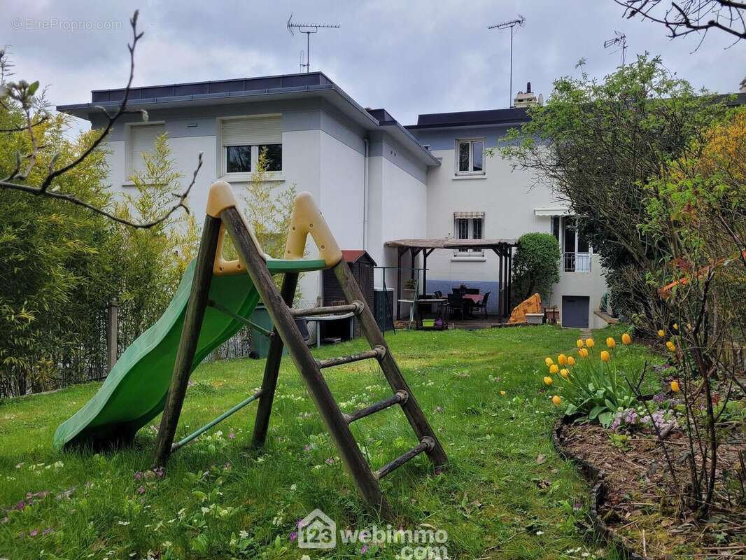 Vue de la maison depuis l'arrière du jardin
