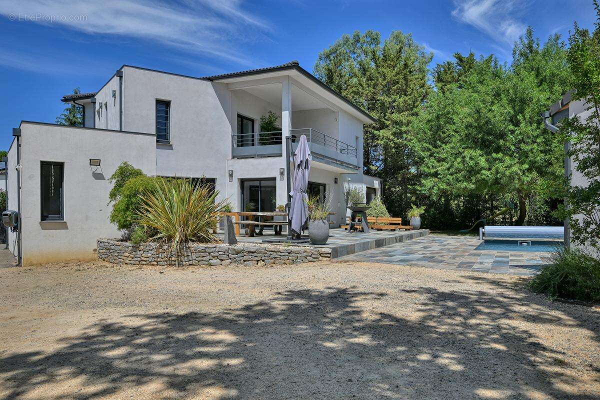 Villa contemporaine de 159 m² 5 chambres avec piscine chauffée sur plus d'un hectare de terrain - photo 4
