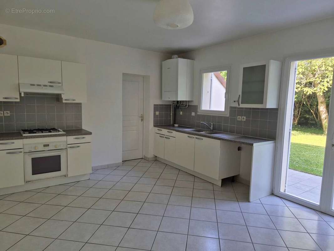 Maison à LE MESNIL-SAINT-DENIS