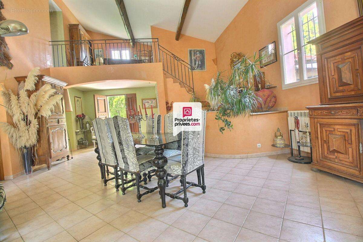 Maison à SAINT-CHAPTES