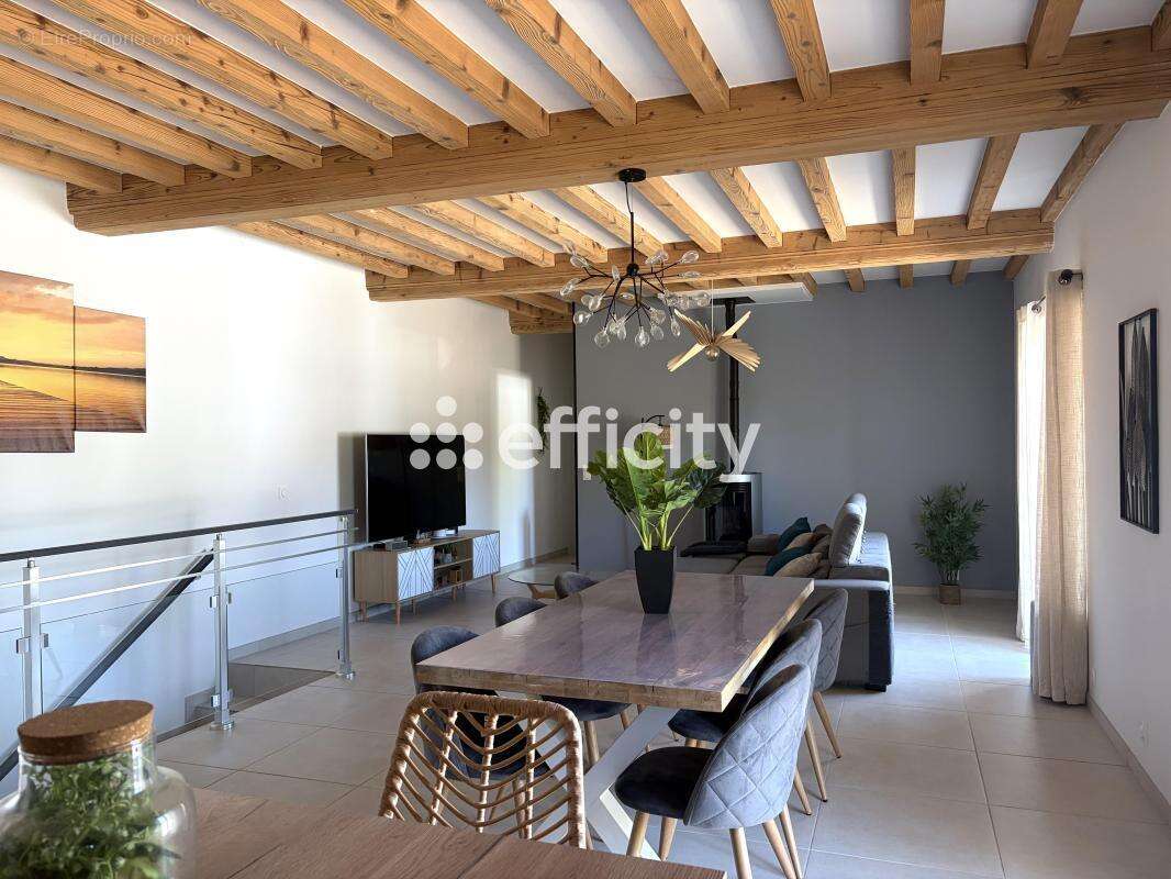 Maison 107 m² à Saint-Etienne-Des-Oullieres  - photo 2