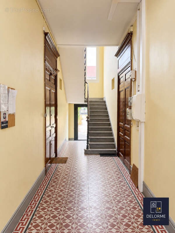 T3 de 75 m2 à rénover avec garage et dépendances - photo 3