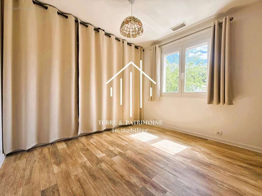 Maison à MEYRANNES