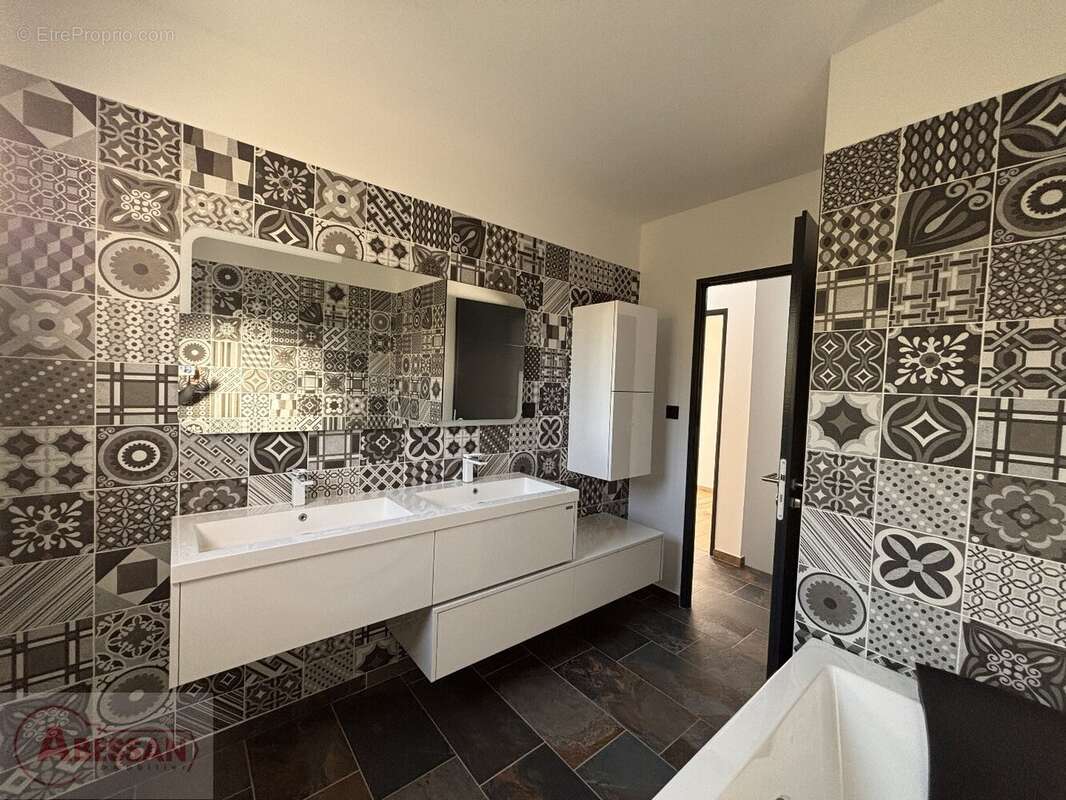 Maison à SAINT-HILAIRE-DE-BRETHMAS