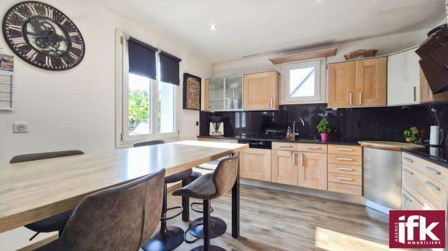 Maison plain-pied de 205 m² sur 13,52 ares avec piscine et double garage – DPE B - photo 16