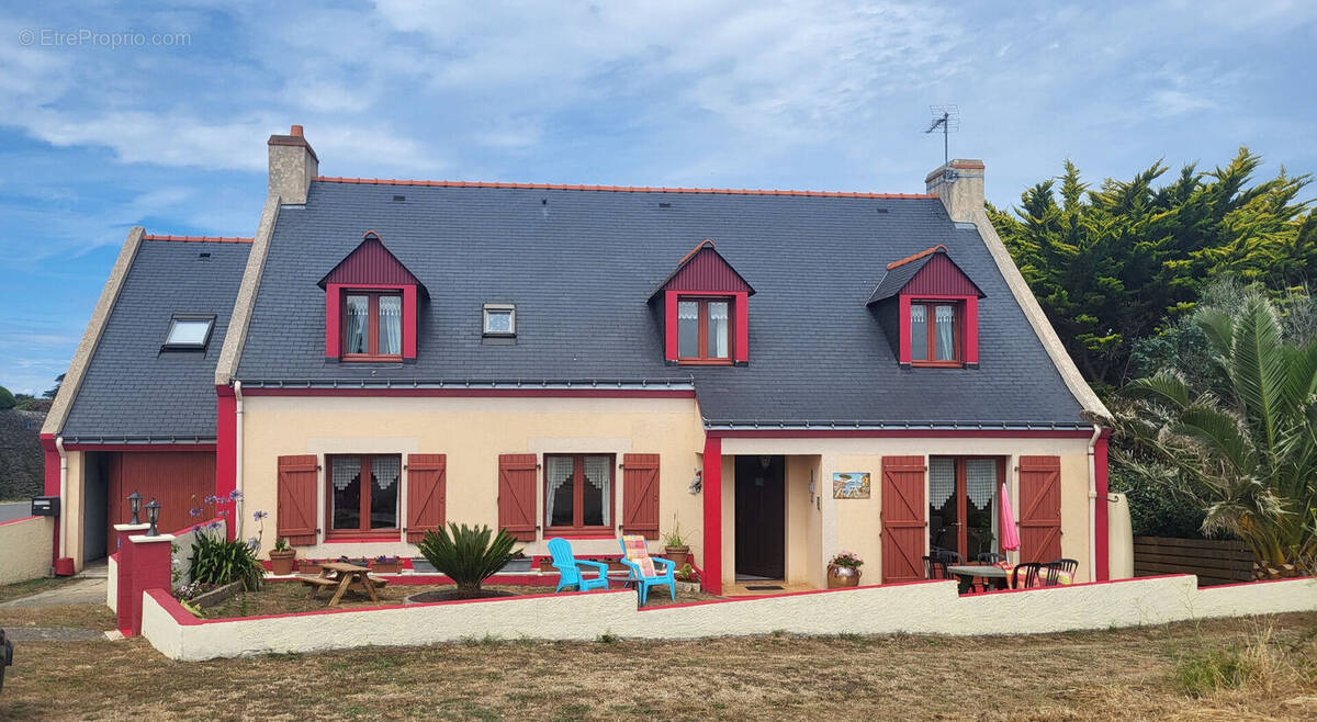A deux pas du port de Sauzon, maison en parfait état d'entretien avec de beaux volumes habitables - photo 1