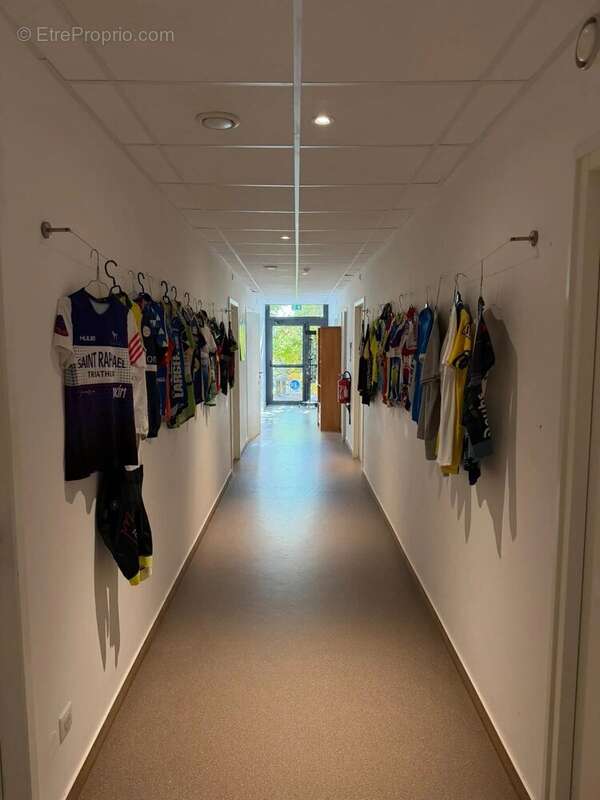 Commerce à PERNES-LES-FONTAINES