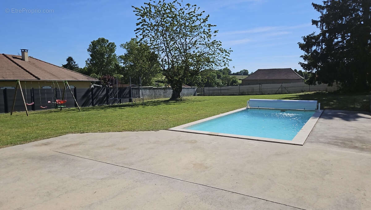 Maison familiale avec piscine et terrain de 1 580 m2 partiellement constructible - photo 2