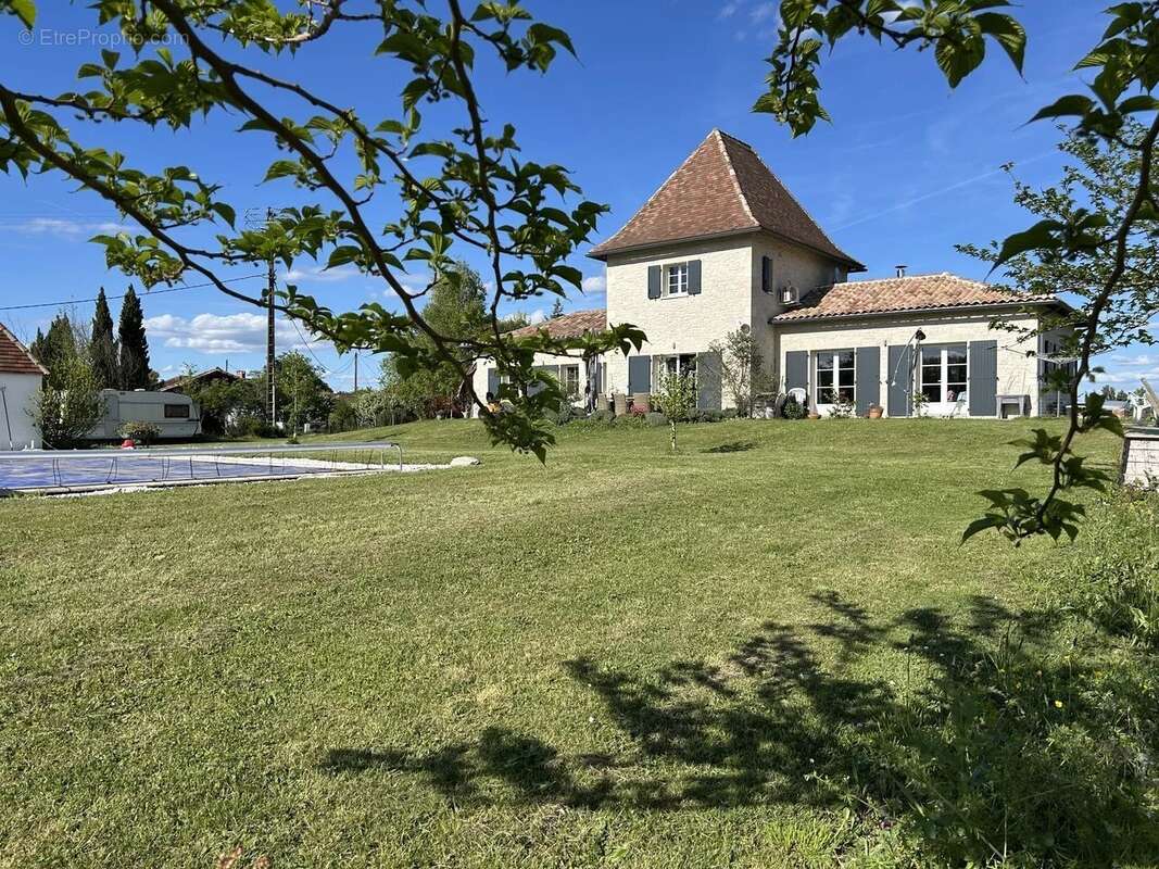 Une maison moderne et élégante avec une vue imprenable - photo 4