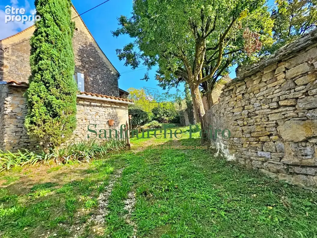 A 19km au sud-ouest de Sarlat et 8km du village de Castelnaud - photo 2