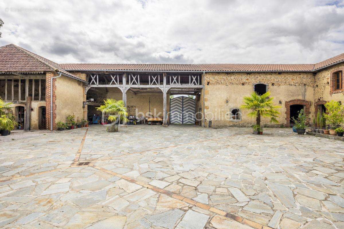 Maison à VILLECOMTAL-SUR-ARROS