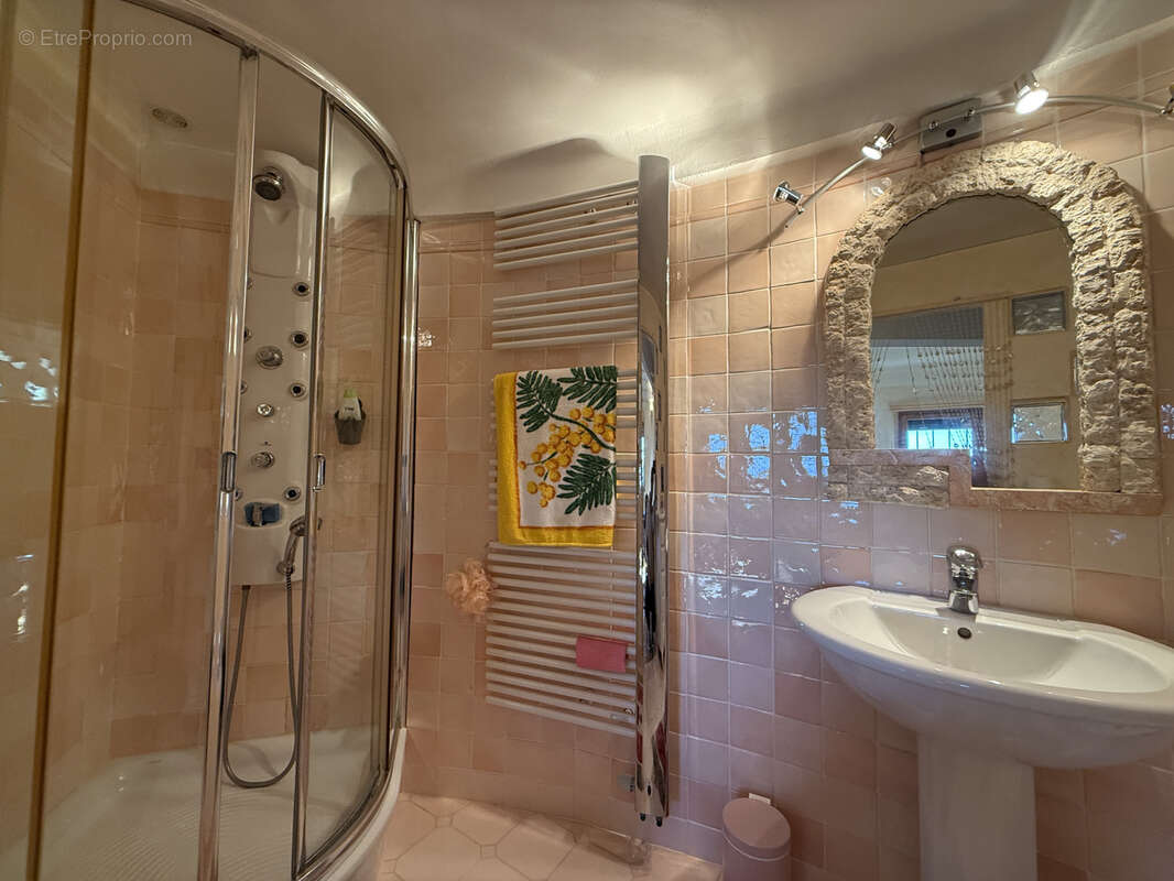 Appartement à ROQUEBRUNE-SUR-ARGENS