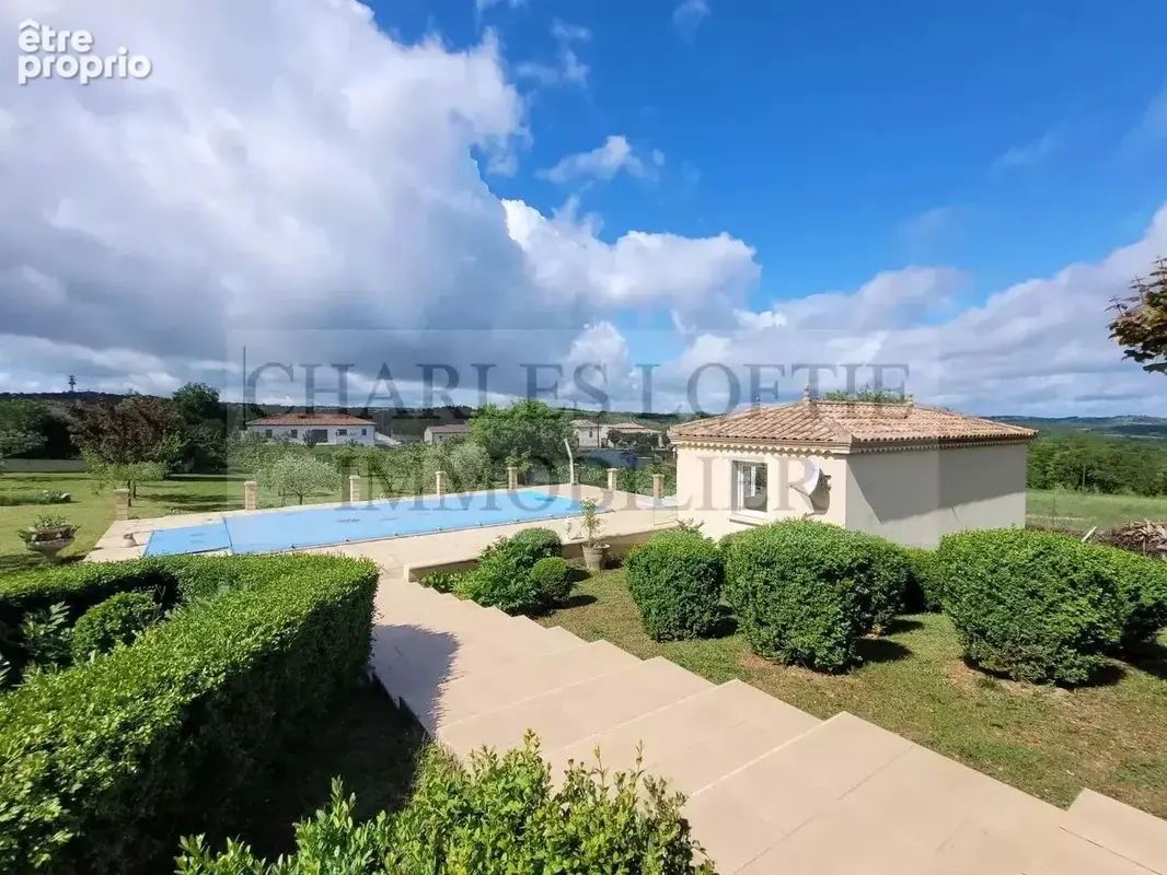 Superbe villa avec piscine, garage et dépendances sur un terrain de plus de 5600 m², à 10 minutes de Cahors. - photo 2