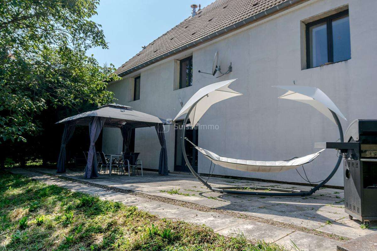 Beaux volumes pour cette maison avec agréable terrain et grande dépendance - photo 9