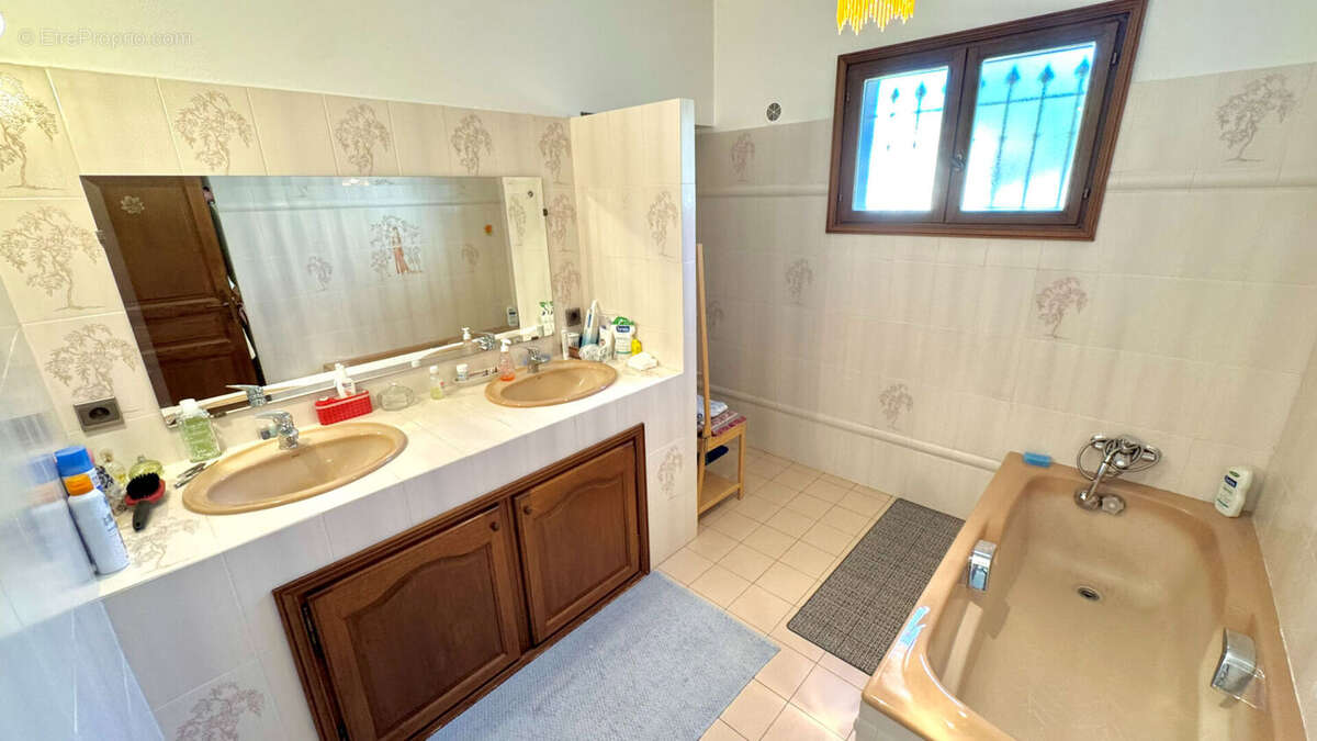 Maison à ENTRAIGUES-SUR-LA-SORGUE