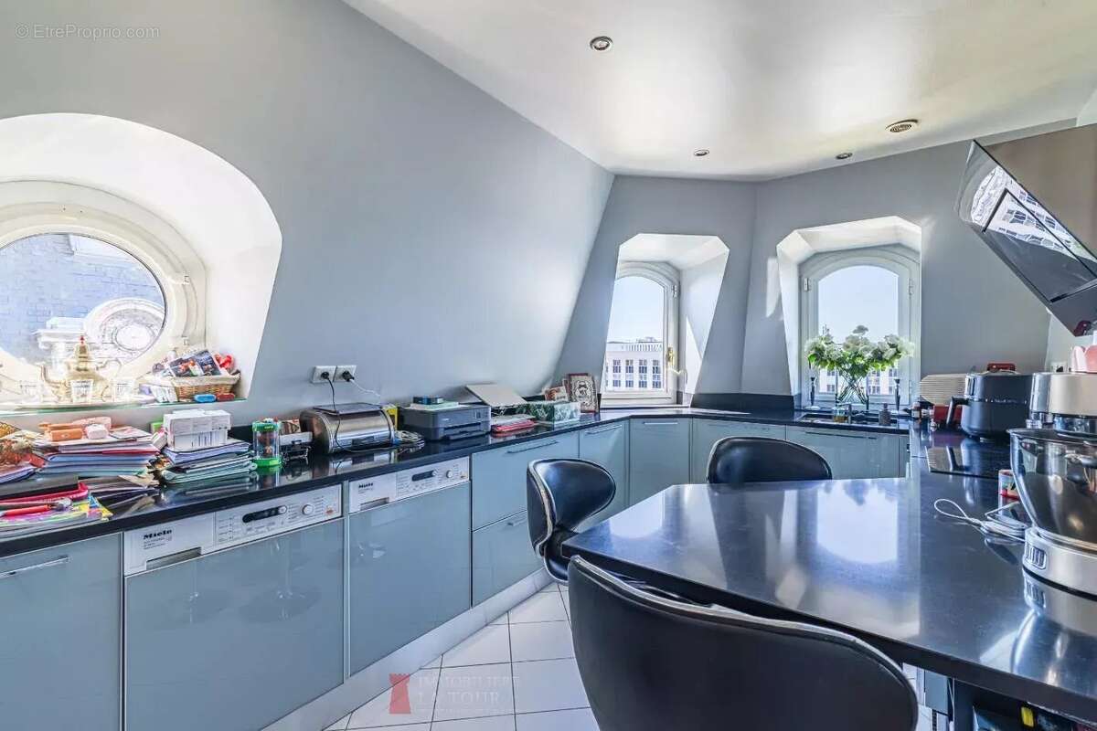 Appartement à PARIS-16E