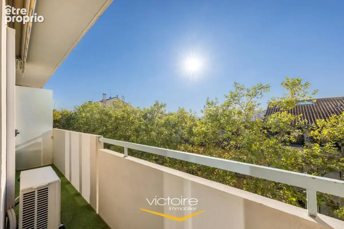 Montchat - Cours du Docteur Long - T3 traversant 70 m², 5e étage avec ascenseur, balcon et garage - photo 2