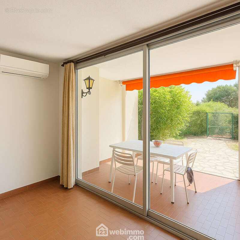Espace de vie prolongé par une loggia lumineuse donnant sur le jardin privatif. - Appartement à SAINTE-MAXIME