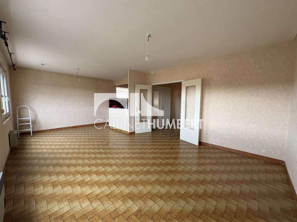 Appartement à LE CHAMBON-FEUGEROLLES