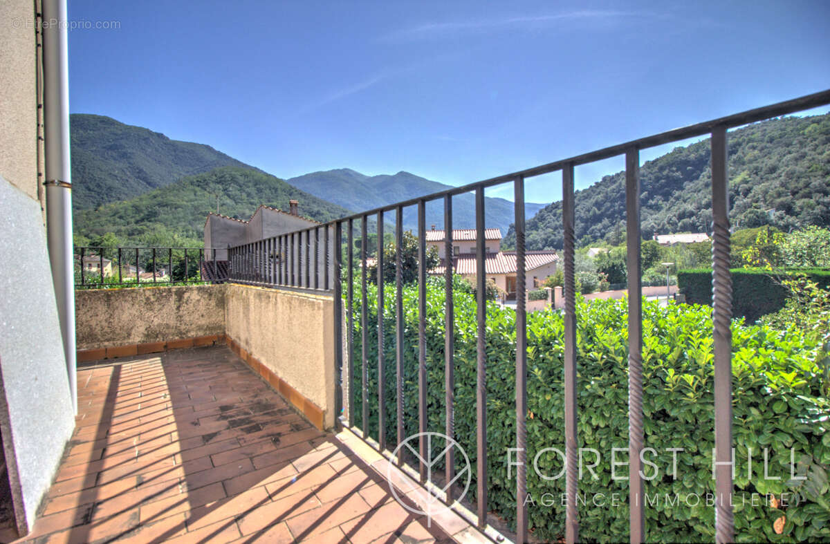 Maison 4 faces   fort potentiel, grand garage et terrain - photo 2