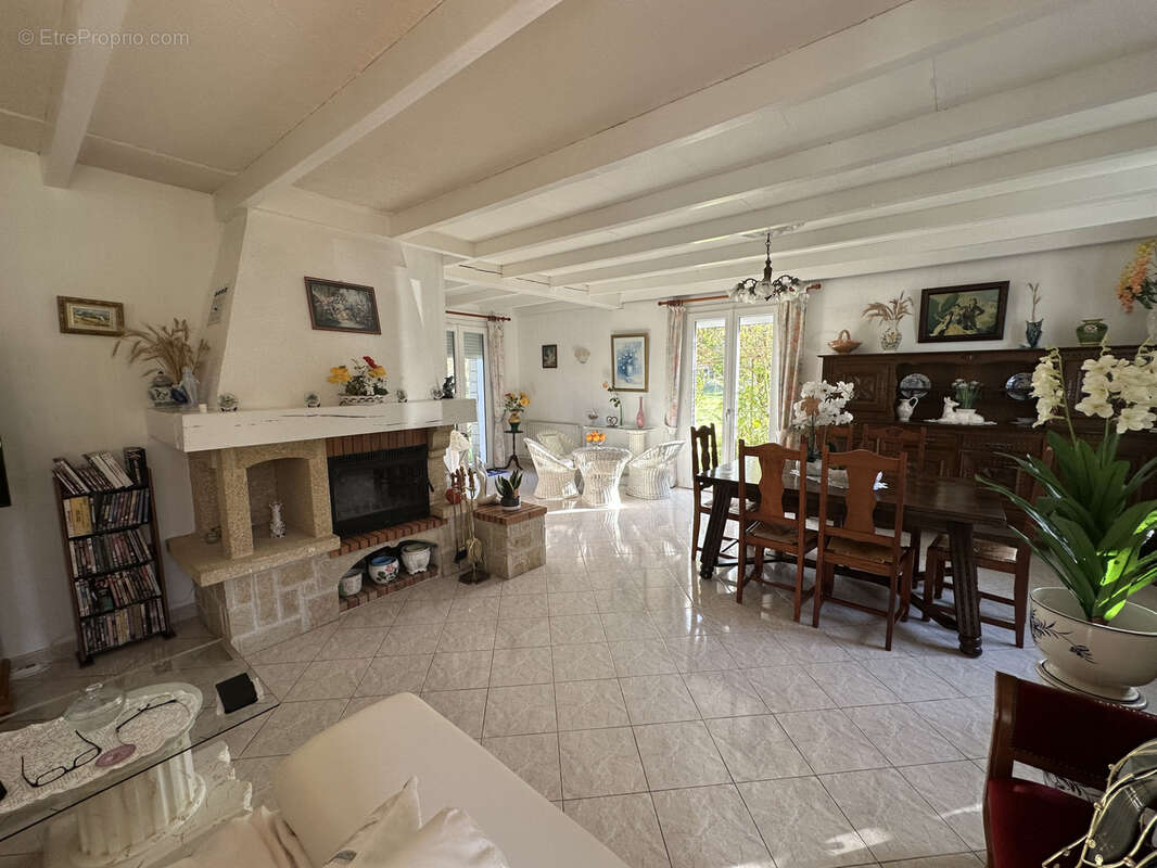 Maison à LA ROCHE-CHALAIS