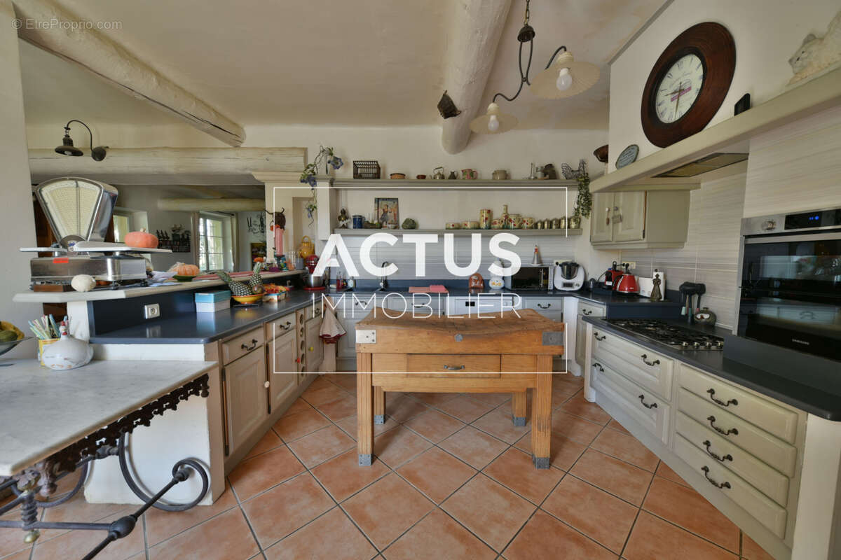 Maison 450 m² à Cornillon-Confoux  - photo 5