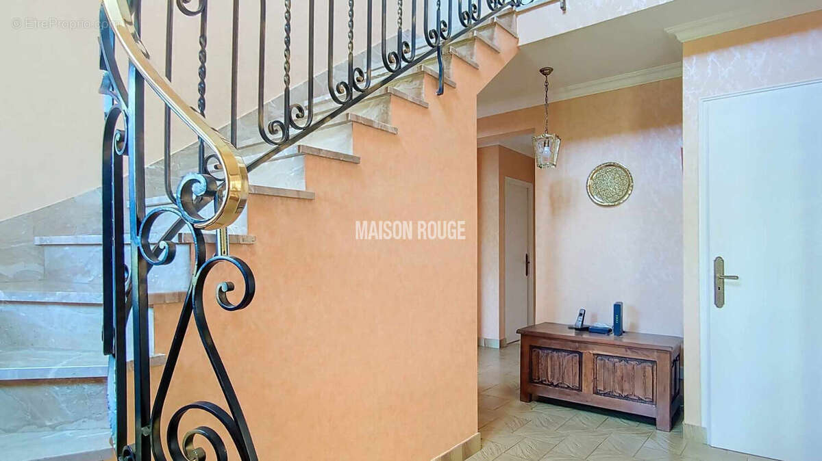 Maison à LA ROCHE-DERRIEN