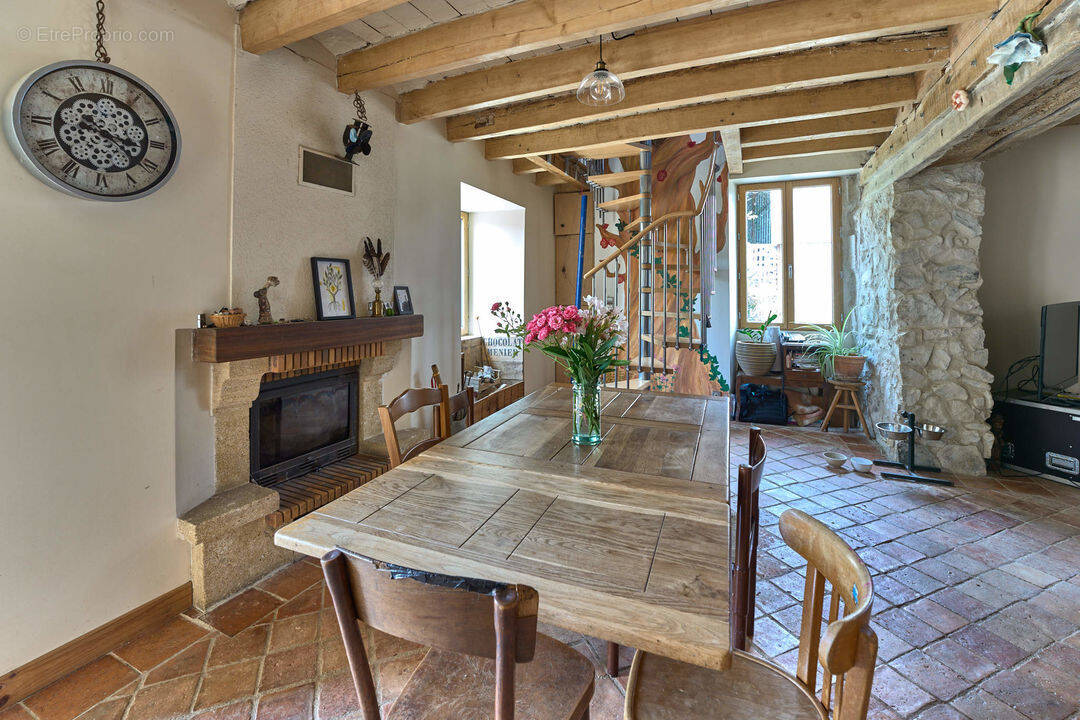 Salon avec cheminée - Maison à CHAUDEFONDS-SUR-LAYON