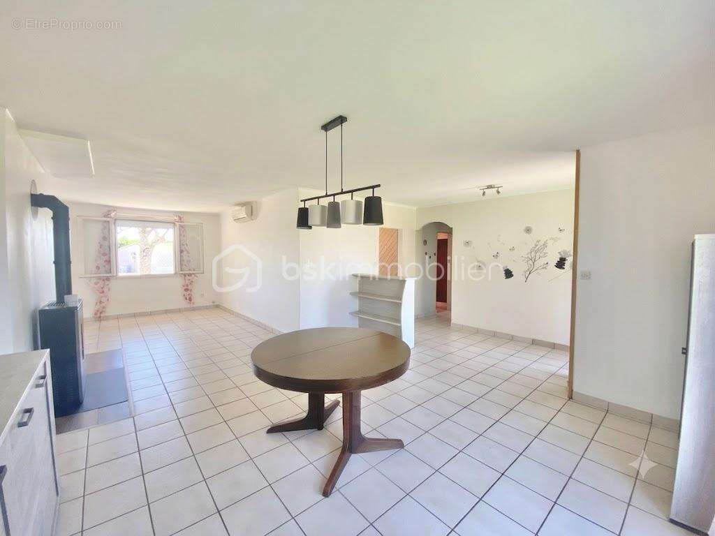 Maison familiale de 112 m² sur terrain constructible de 1 756 m² avec piscine et hangar - photo 3