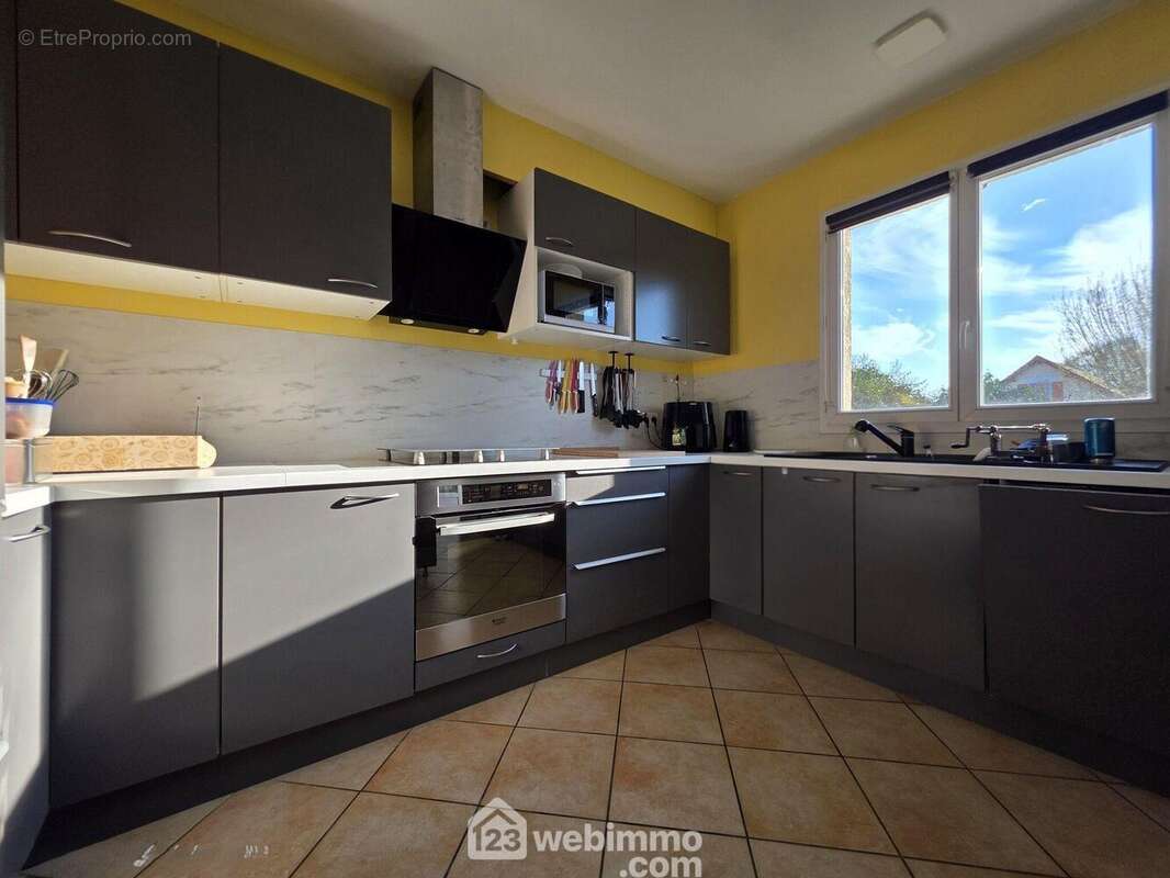 Baignée de lumière naturelle, cette cuisine offre un espace agréable et convivial - Maison à VENDRESSE-BEAULNE