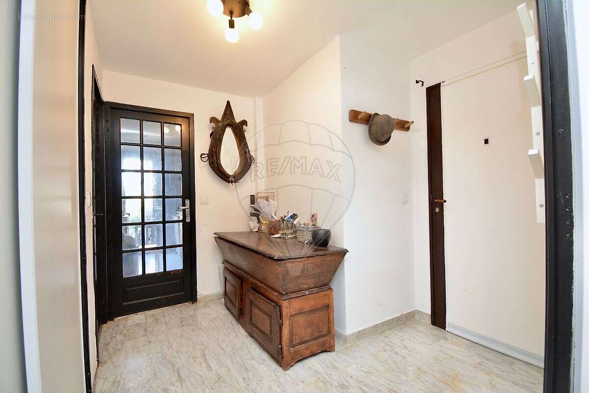 Appartement à SAINT-LAURENT-DU-VAR