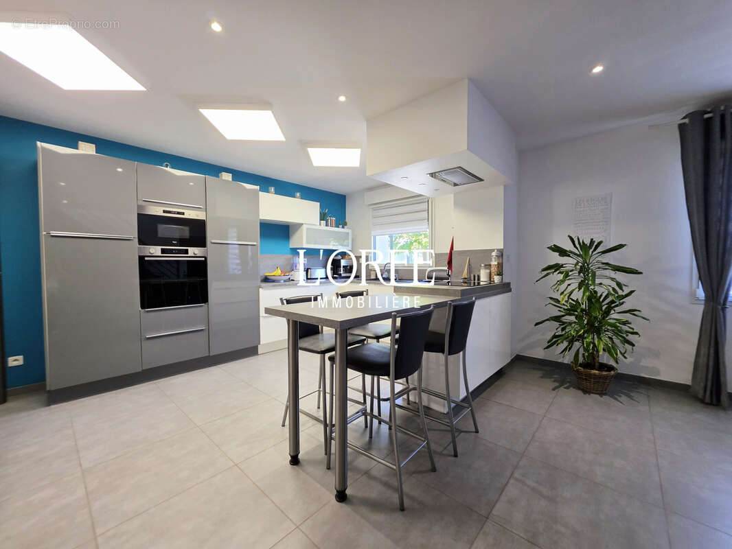 Immeuble mixte - 297 m2 - habitation + local commercial + garage double - photo 5