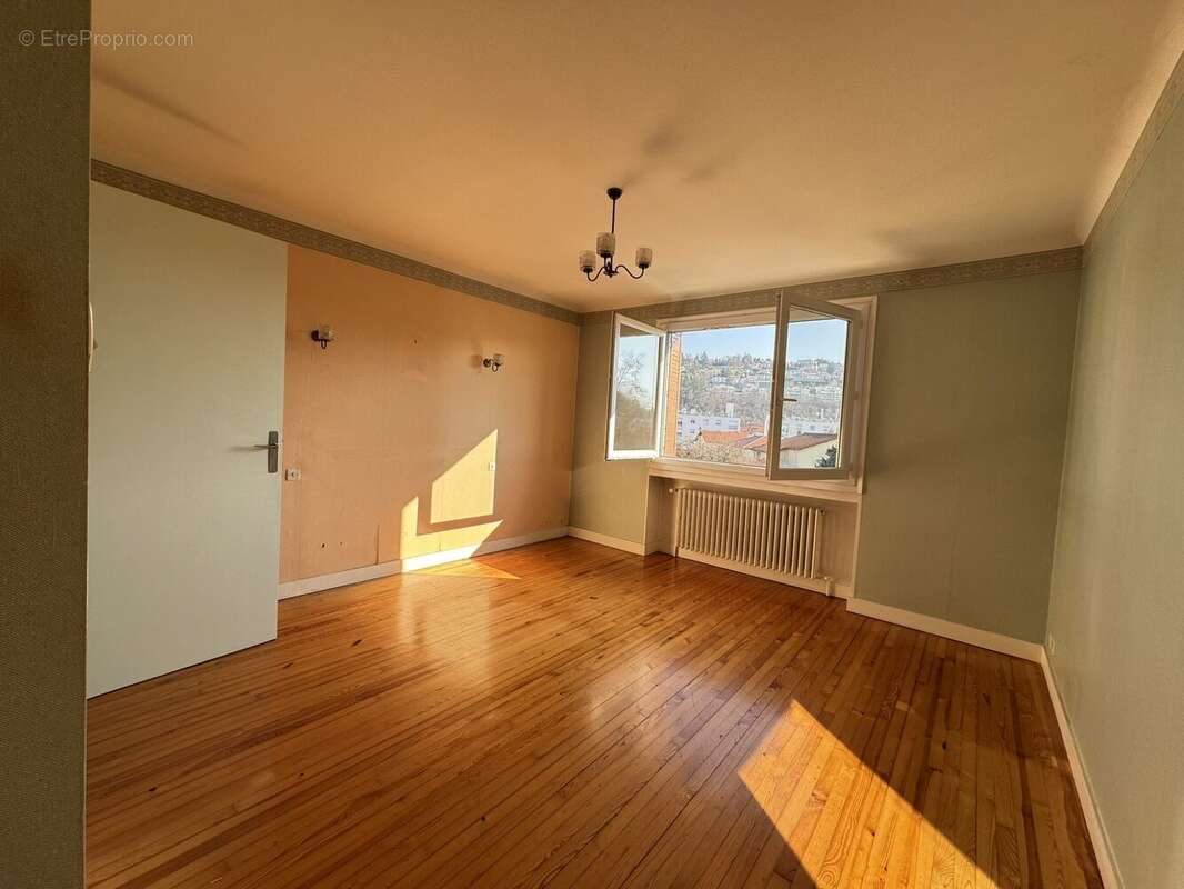 Appartement à SAINT-PRIEST-EN-JAREZ