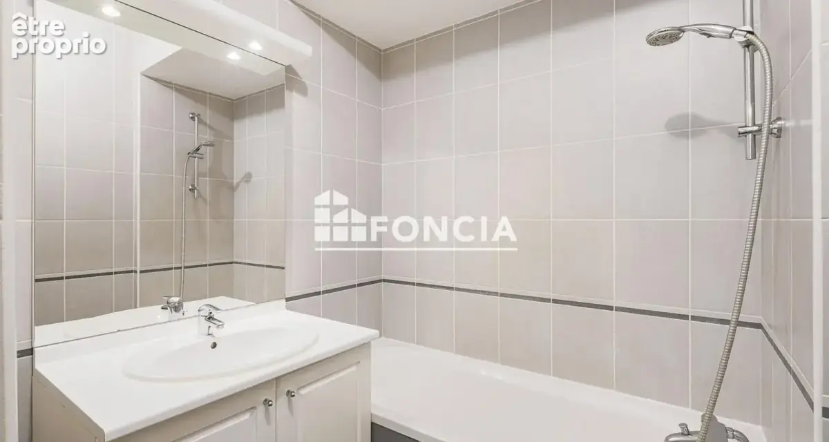 Grenoble – Boulevard Gambetta – Résidence Le Connétable – T3 de 74 m² avec terrasse et loggia - photo 14