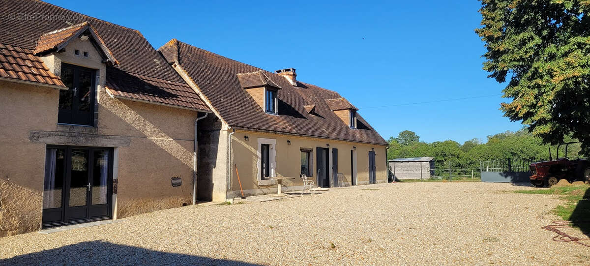 Rouffignac: au calme, sans voisins, corps de ferme avec maison rénovée en 2021. Jardin 5 hectares autour - photo 2